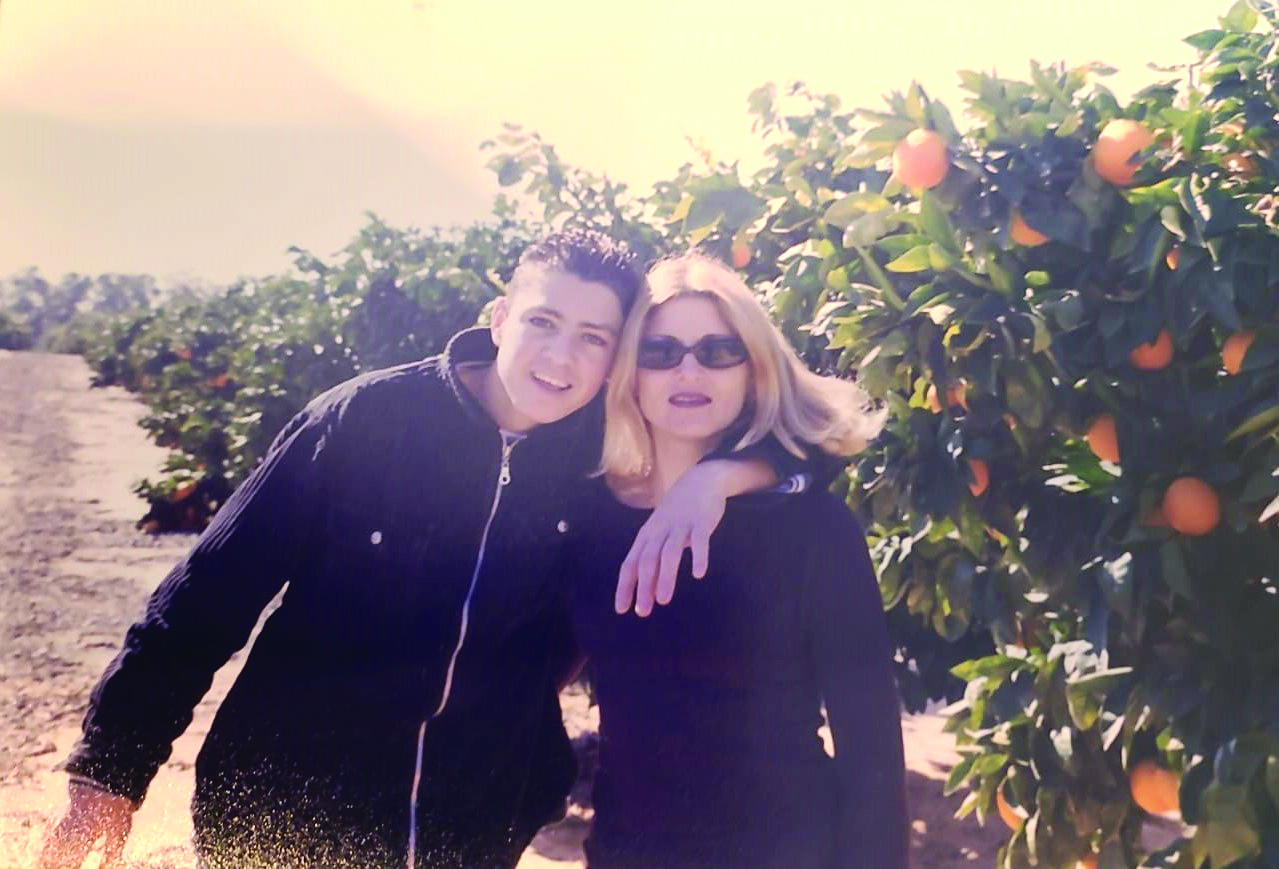 טל ממן עם אמו אורלי בצעירותו תמיד אהב את החקלאות צאלבום משפחה