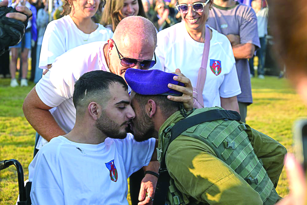 אביעד אחרי טקס הענקת הכומתה לגיא אחיו צילום קצינת נפגעים