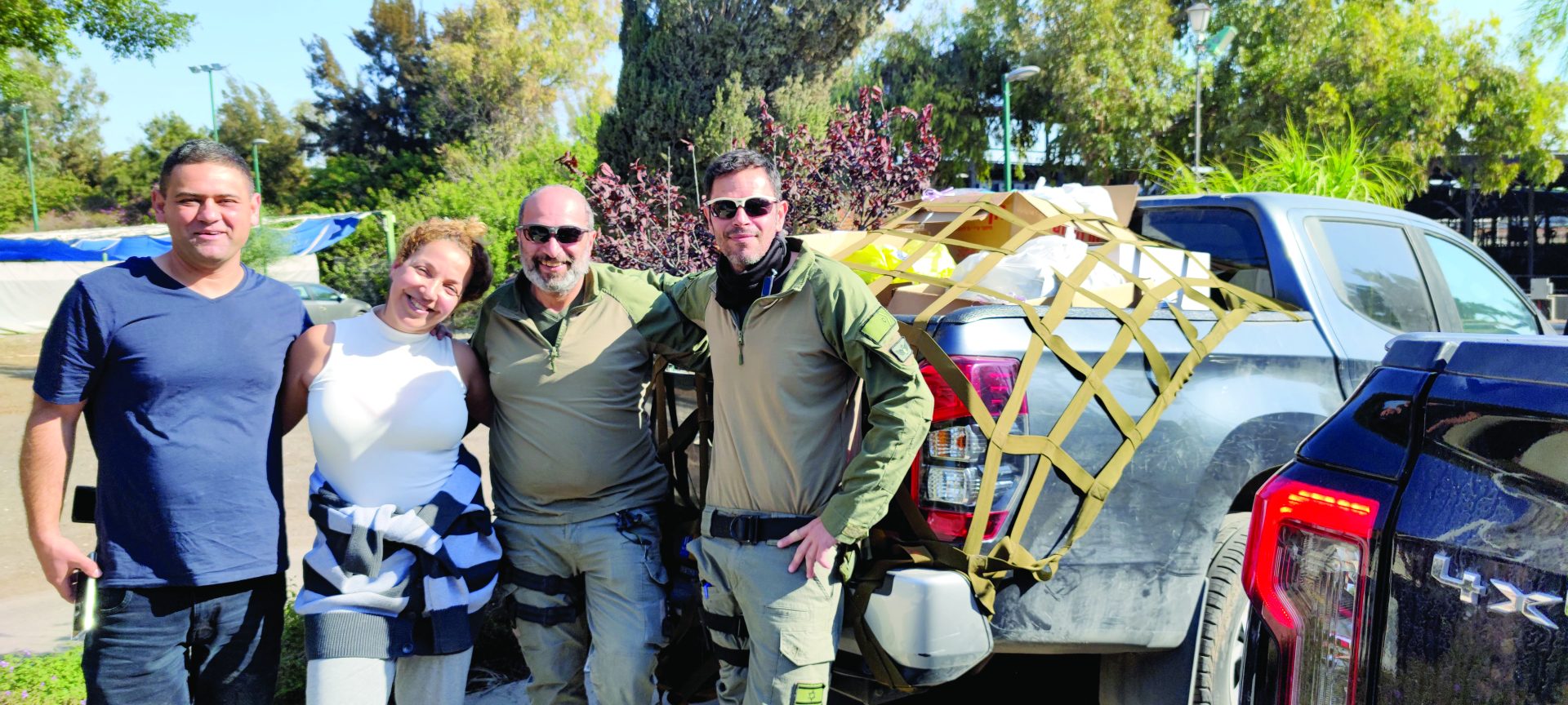 המתנדבים בירן קושמן ממושב רמות מאיר מיכאל וולפוביץ מאופקים והחיילים שבאו לנייד את החבילות לחיילים ברפיח צילום חני סולומון