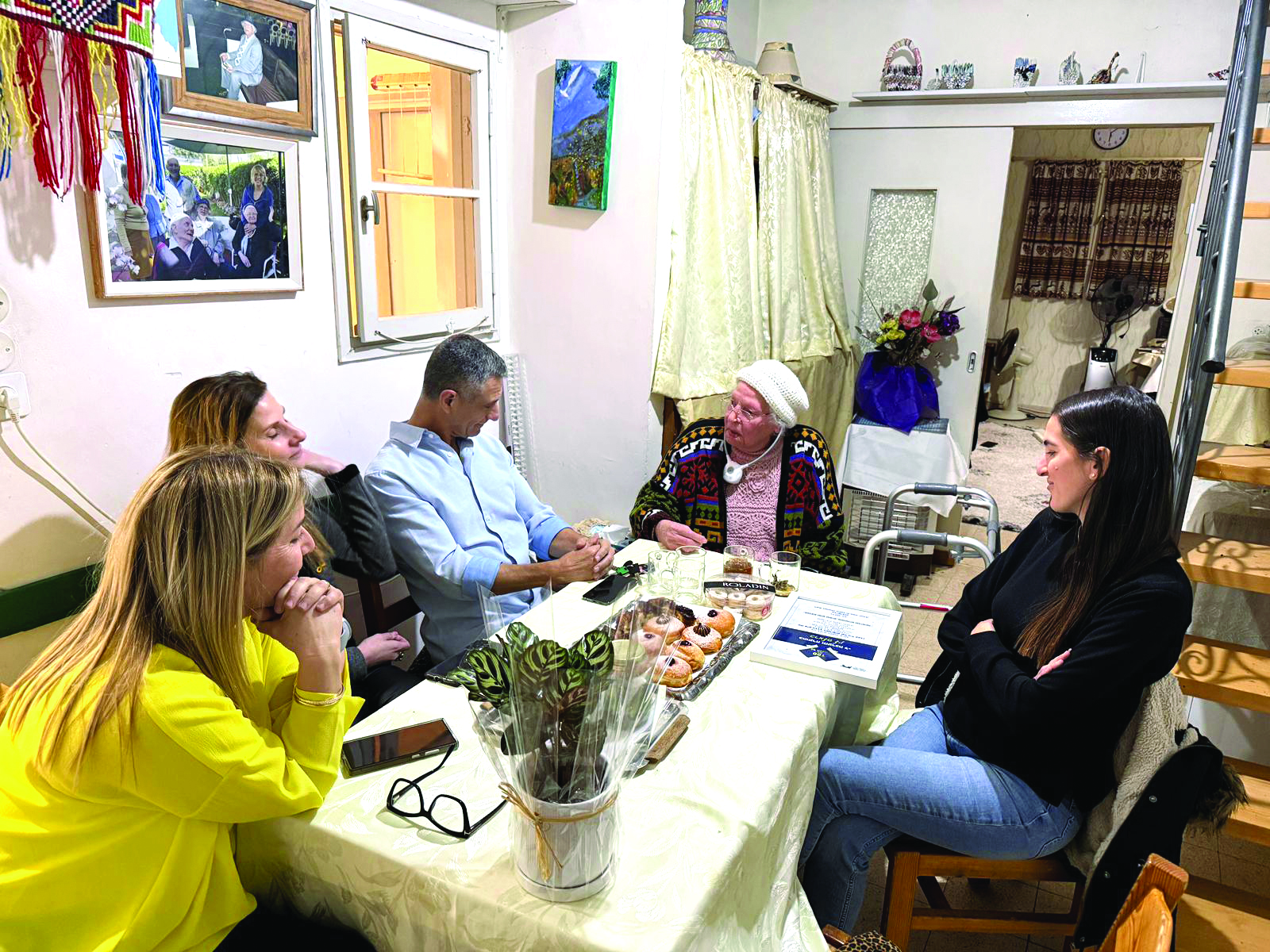 כרמלה לין עם אבישי כהן וצוותו בביתה