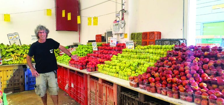 אבי פיין הראשון שהתחיל במכירה ישירה של תוצרת חקלאית לצרכן קרדיט משק פיין