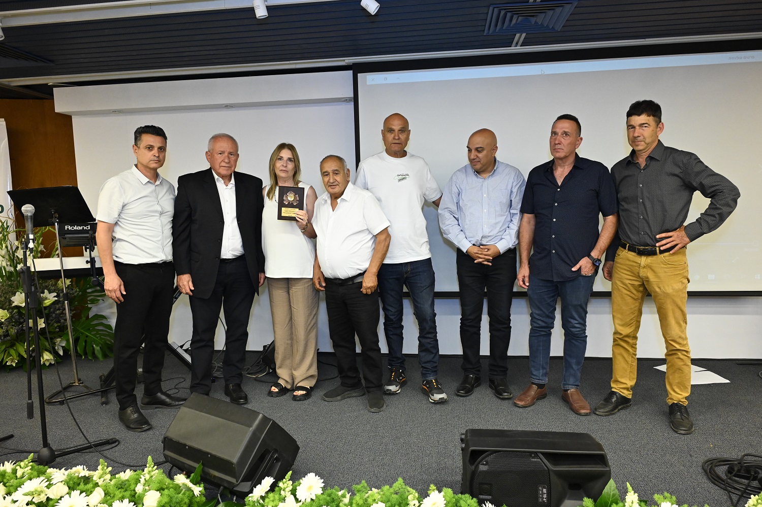 אורלי וציון ממן עם שר החקלאות ובכירי מועצת הצמחים. צלם בועז רבינוביץ