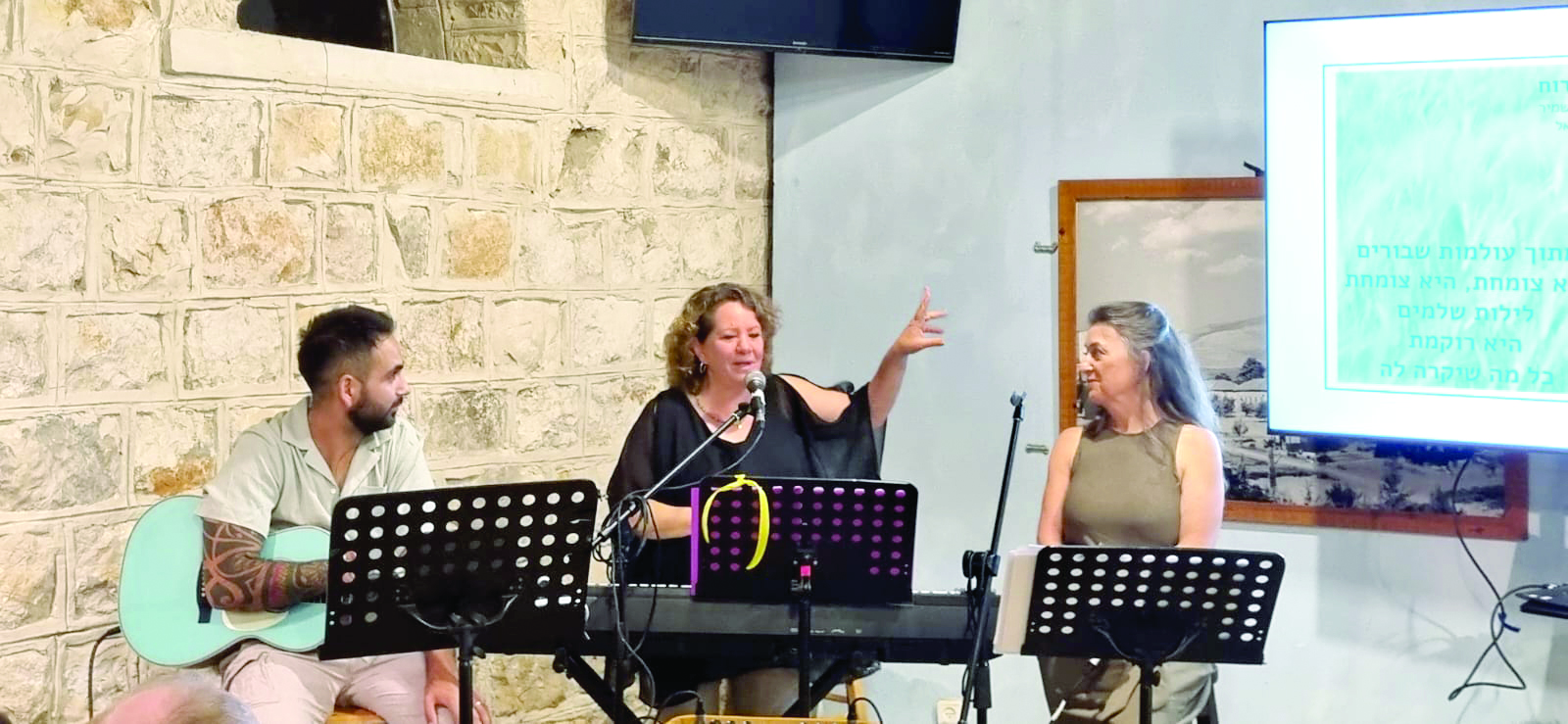 זהר באמצע בקטע קישור בין השירים. צילום מתן בן עזרא