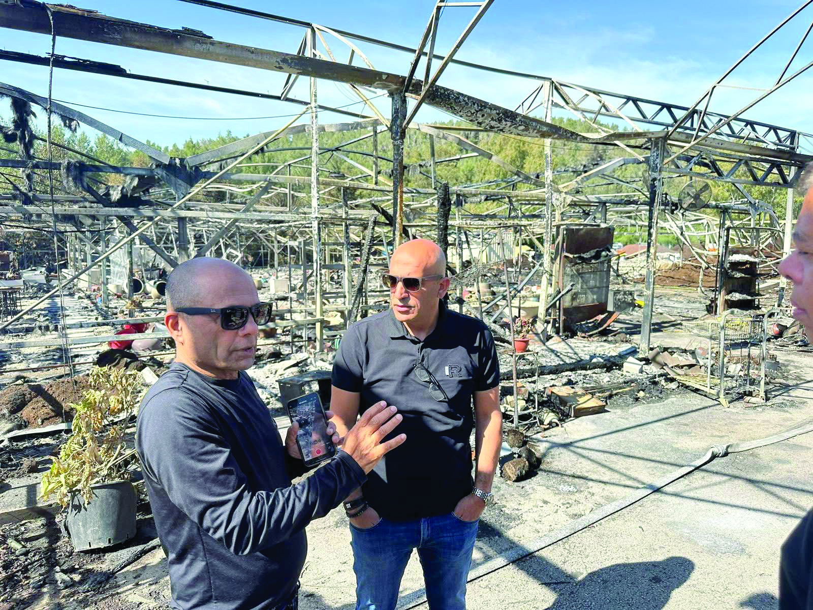 עמית יפרח מבקר בחממה שרופה במסילת ציון