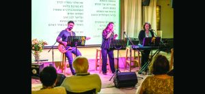 שרים על הבמה מימין זהר רינת רון. צילום מתן בן עזרא
