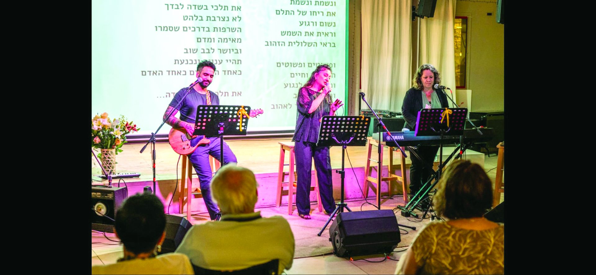 שרים על הבמה מימין זהר רינת רון. צילום מתן בן עזרא