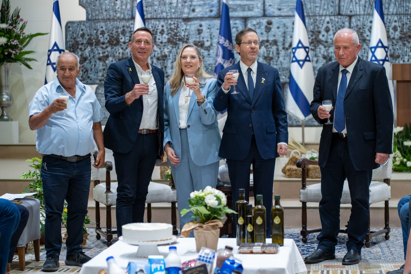 השר אבי דיכטר נשיא המדינה ורעייתו מיכל איציק שניידר ומאיר יפרח מרימים כוס חלב לכבוד שבועות