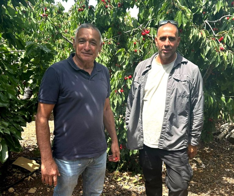 מימין טוני עלם חקלאי ותיק גוש חלב ירון בלחסן מנכל ארגון מגדלי הפירות בישראל