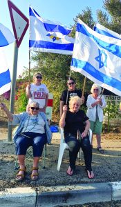 מירה ליבריידר מימין רחלה קלומק משמאל וחברות מפגינות. צילום עדינה בר אל