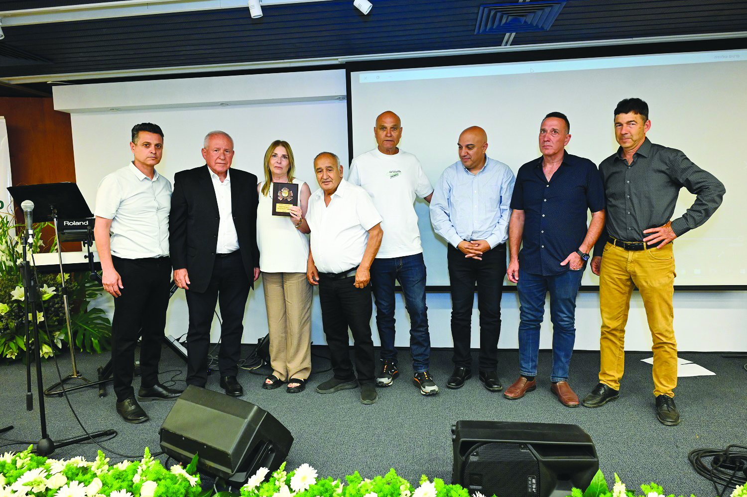 אורלי וציון ממן עם שר החקלאות ובכירי מועצת הצמחים. צלם בועז רבינוביץ