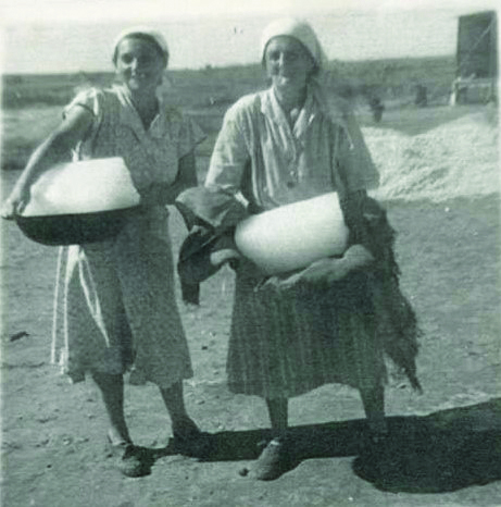 אימו וסבתו של אברהם עם בלוקים של קרח. ימים ראשונים בכפר מעש. 1950 1
