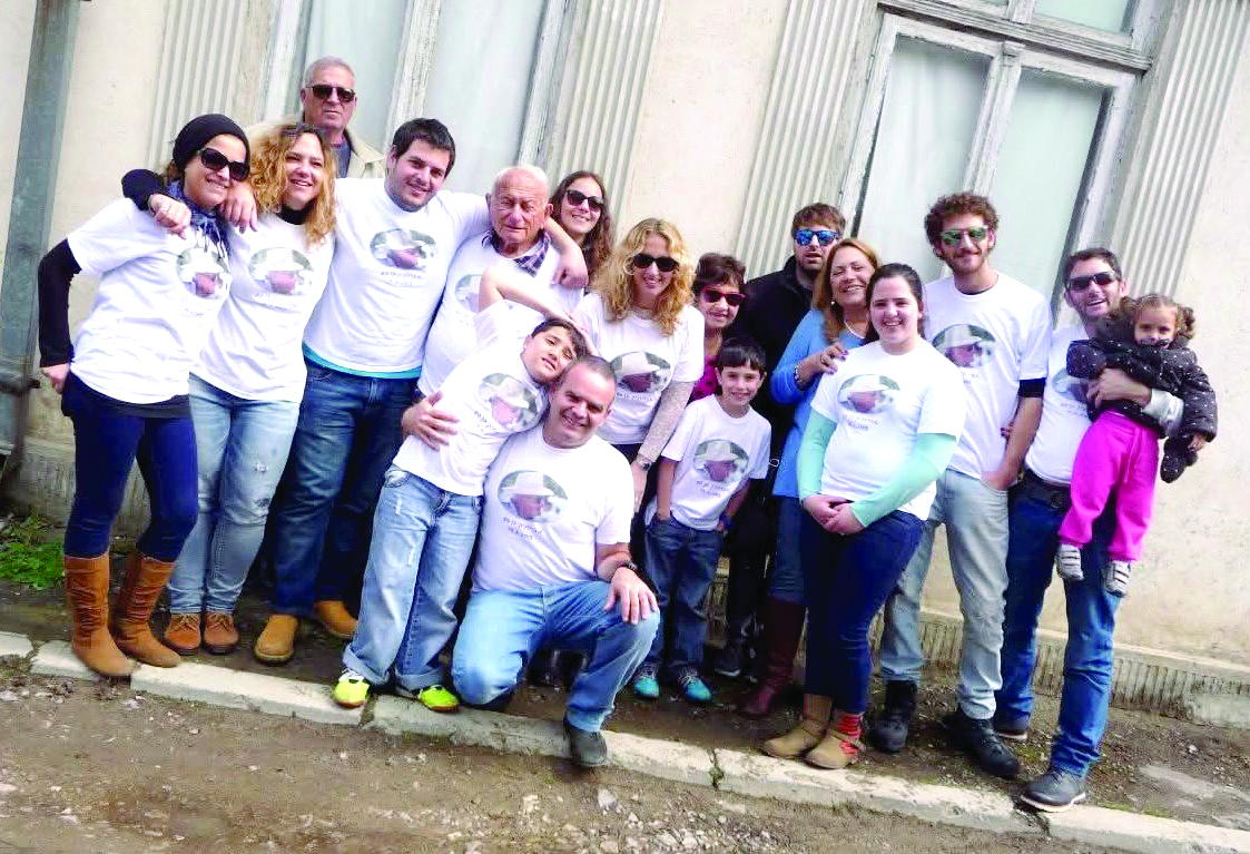 ארבעה דורות של משפחת גת בביקור שורשים ברומניה. אברהם עומד רביעי משמאל