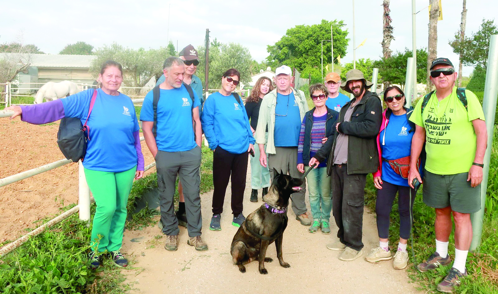 עומרי כהן במשק בצרופה עם קבוצת מתנדבים מלקט ישראל צילום מאלבום משפחתי