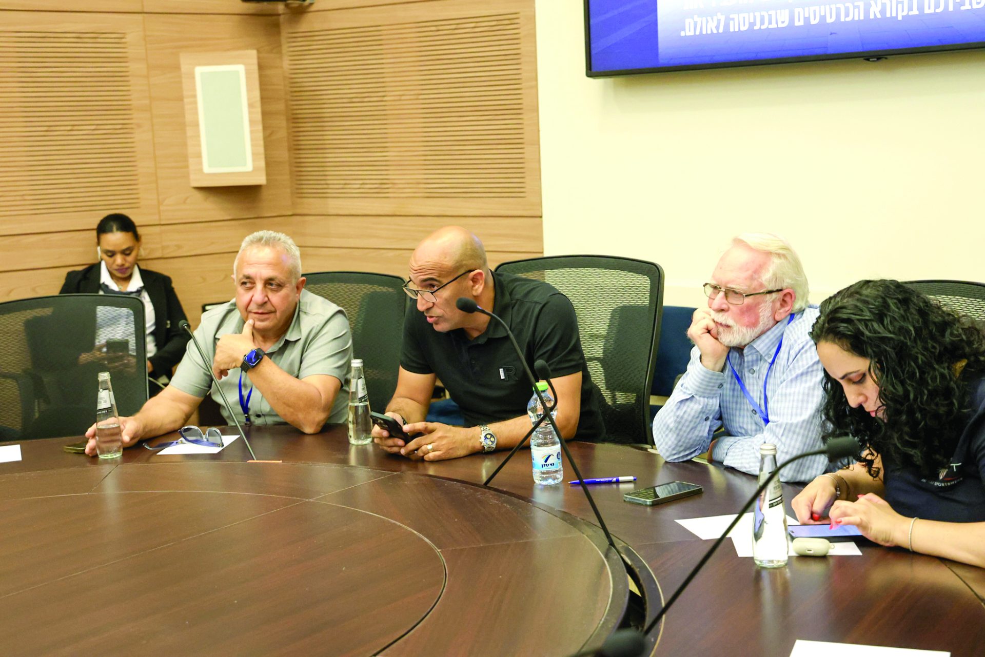 עמית יפרח עם מוטי אלקבץ ירון סולומון ודפנה נוריאל כנן בוועדת הכלכלה