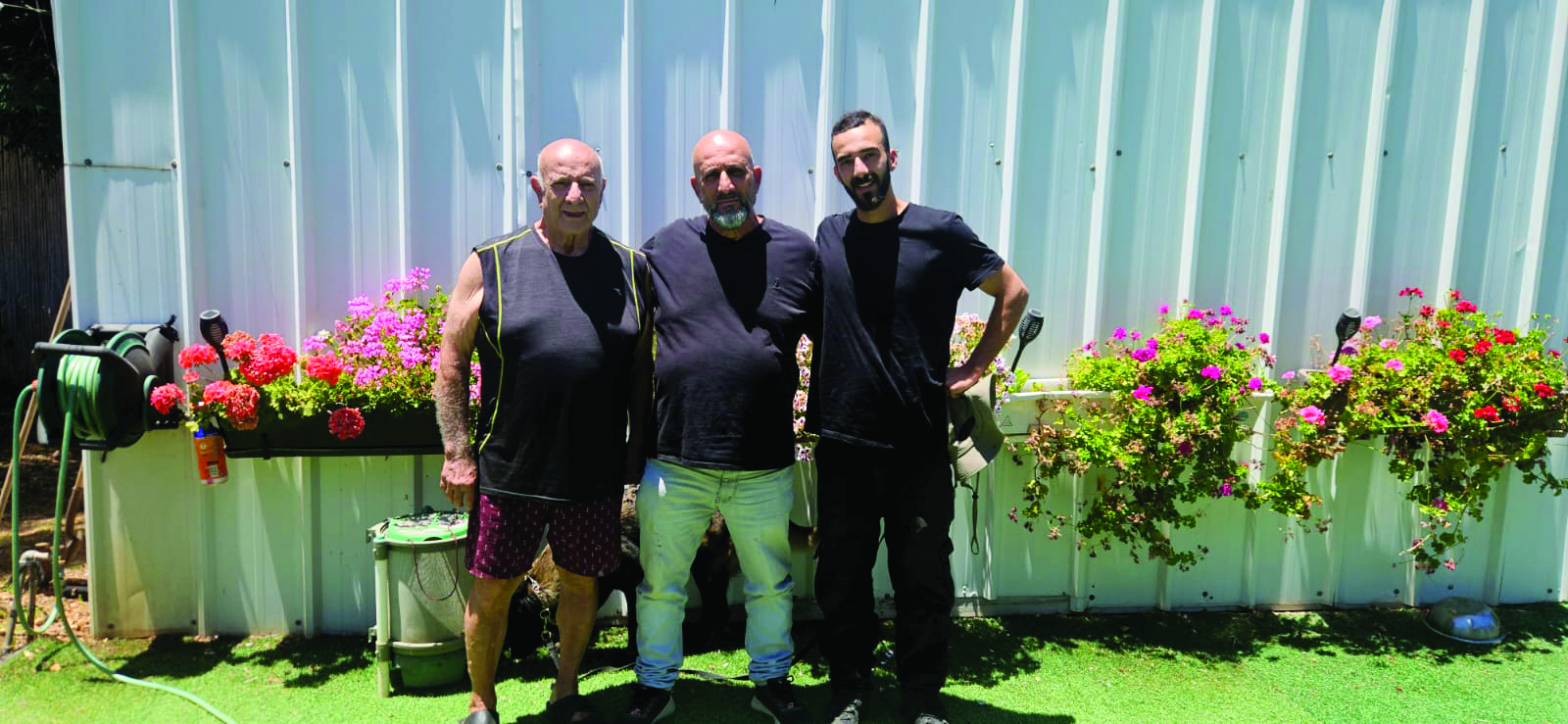 שלושה דורות של משפחת כהן מצרופה מגדלי ירקות הסבא יאיר הבן משה והנכד עומרי צילום מאלבום משפחתי