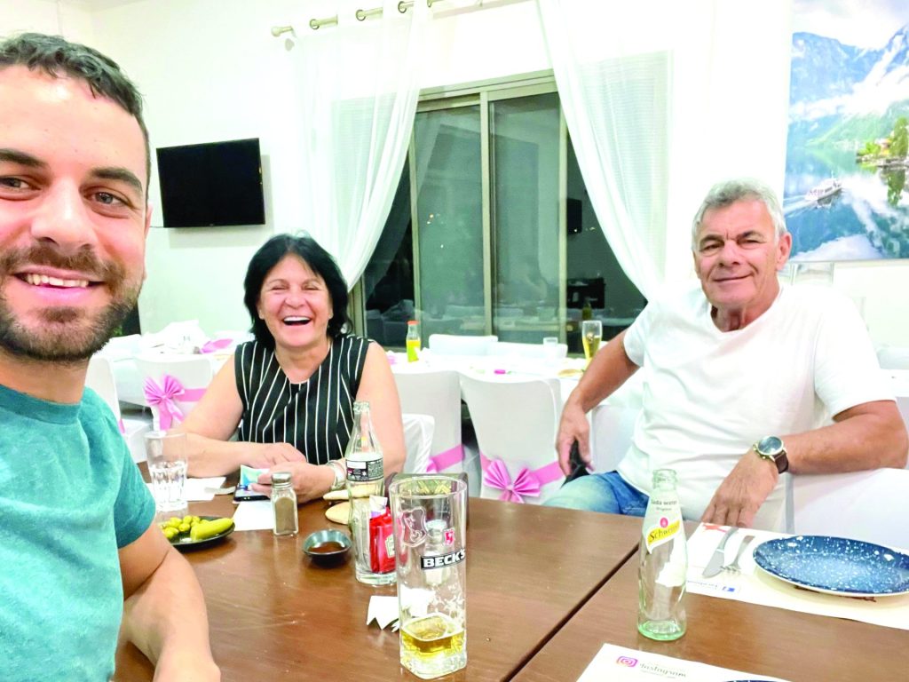 האמן אסף אלקלעי עם הוריו אלברט זל ושרה תבדלא ממייסדי מושב כרם בן זמרה אלבום משפחתי
