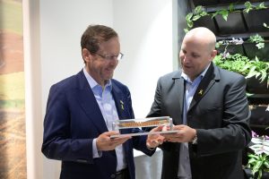 מיודובניק מעניק לנשיא הרצוג את הטפטפת הראשונה צילום עמוס בן גרשום לעמ