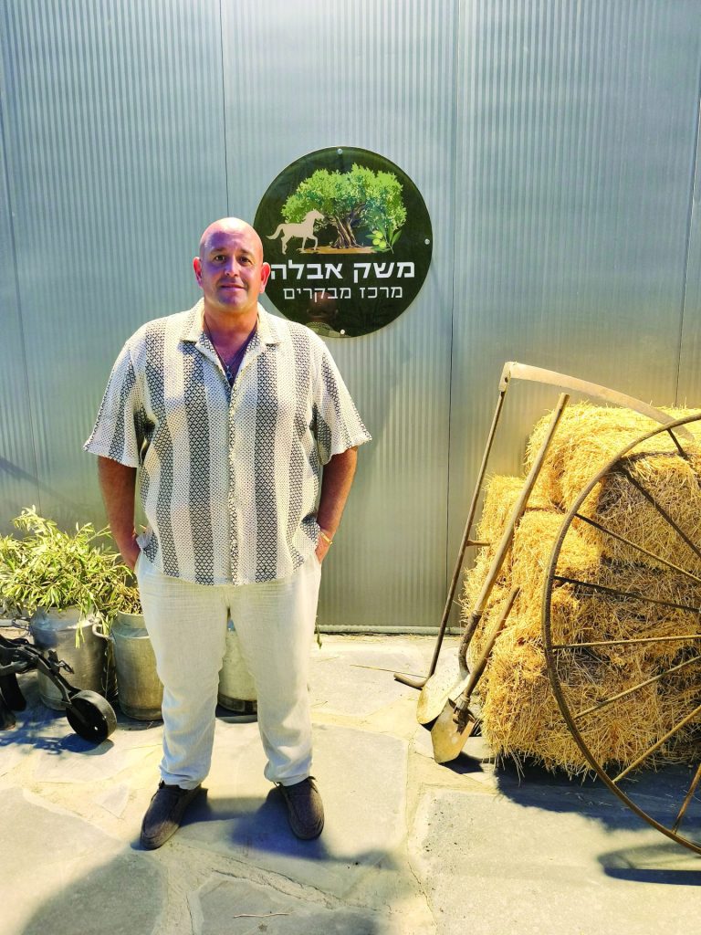אורן אבלה במרכז המבקרים של משק אבלה