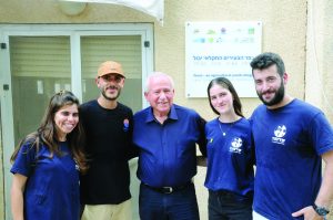 השר אבי דיכטר עם אנשי ארגון קדמה בכפר הצעירים החקלאי במושב יבול