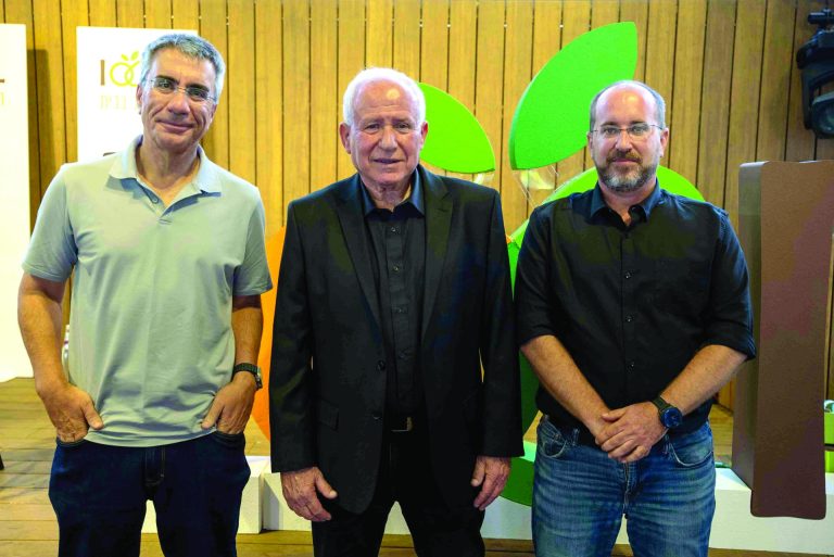 מימין גיורא מרום מנכל קבוצת חקלאי גרנות שר החקלאות אבי דיכטר ועמית בן יצחק יור גרנות צילום צופית דמרי