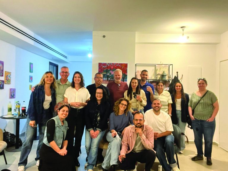 תמונה 1 רבים מצוות המתנדבים והעובדים זיכרון 710