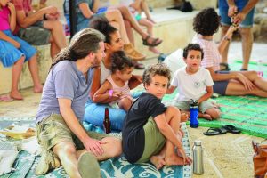 אווירה משפחתית בקבלת השבת המעורבת צילום מישל אמזלג 2