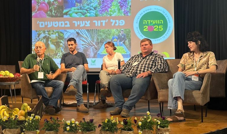 מימין מור ביידה חקלאית מנתיב העשרה בפאנל הדור הבא בחקלאות