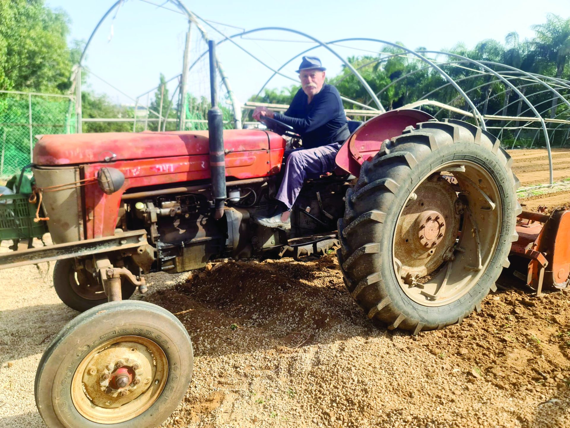 משה בגיל 62 על טרקטור. צילום עידן תלם 1