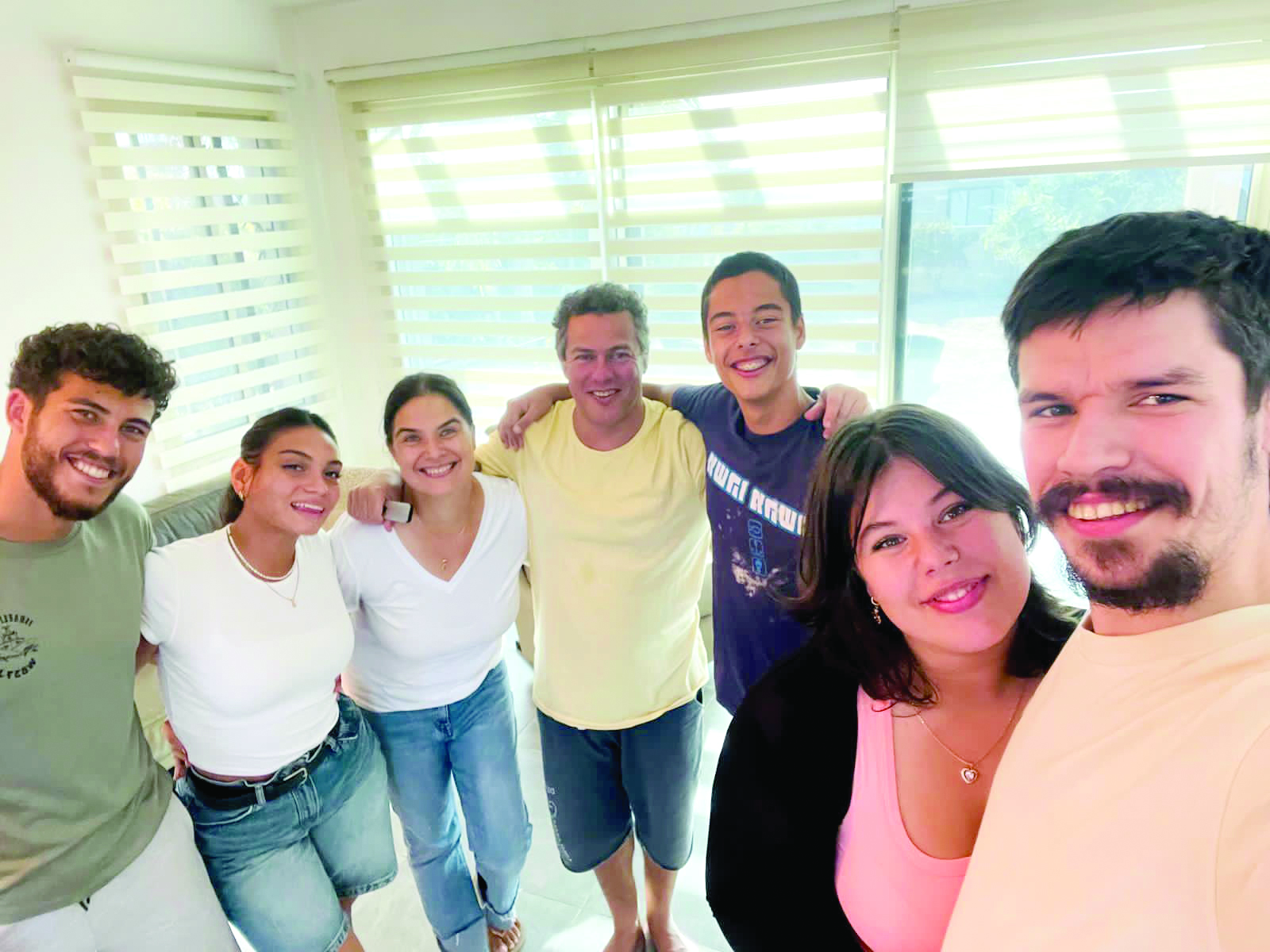 משפחת בן הר הבנים והכלות ביום .שחזרו לבית ביתד אלבום משפחתי