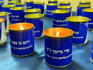נרות זיכרון בטקס הזיכרון לחללי וחללות עמק חפר