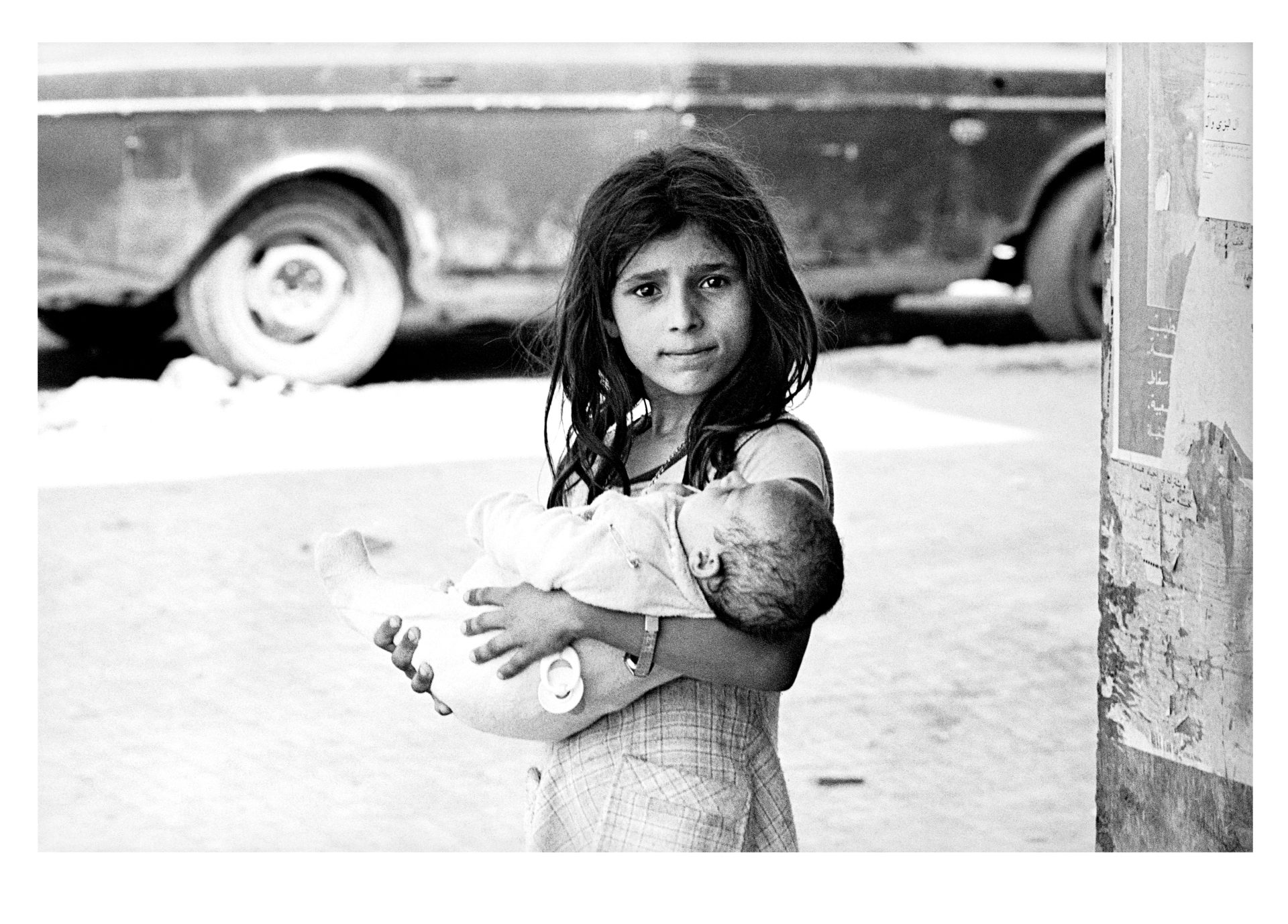 3 פליטים ילדה עם תינוקצור לבנון1982