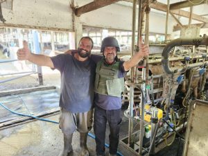 באמצע המלחמה ארז שמואל עם דר פארס הרפוא מהלשכה הוטרינרית באזור הצפון