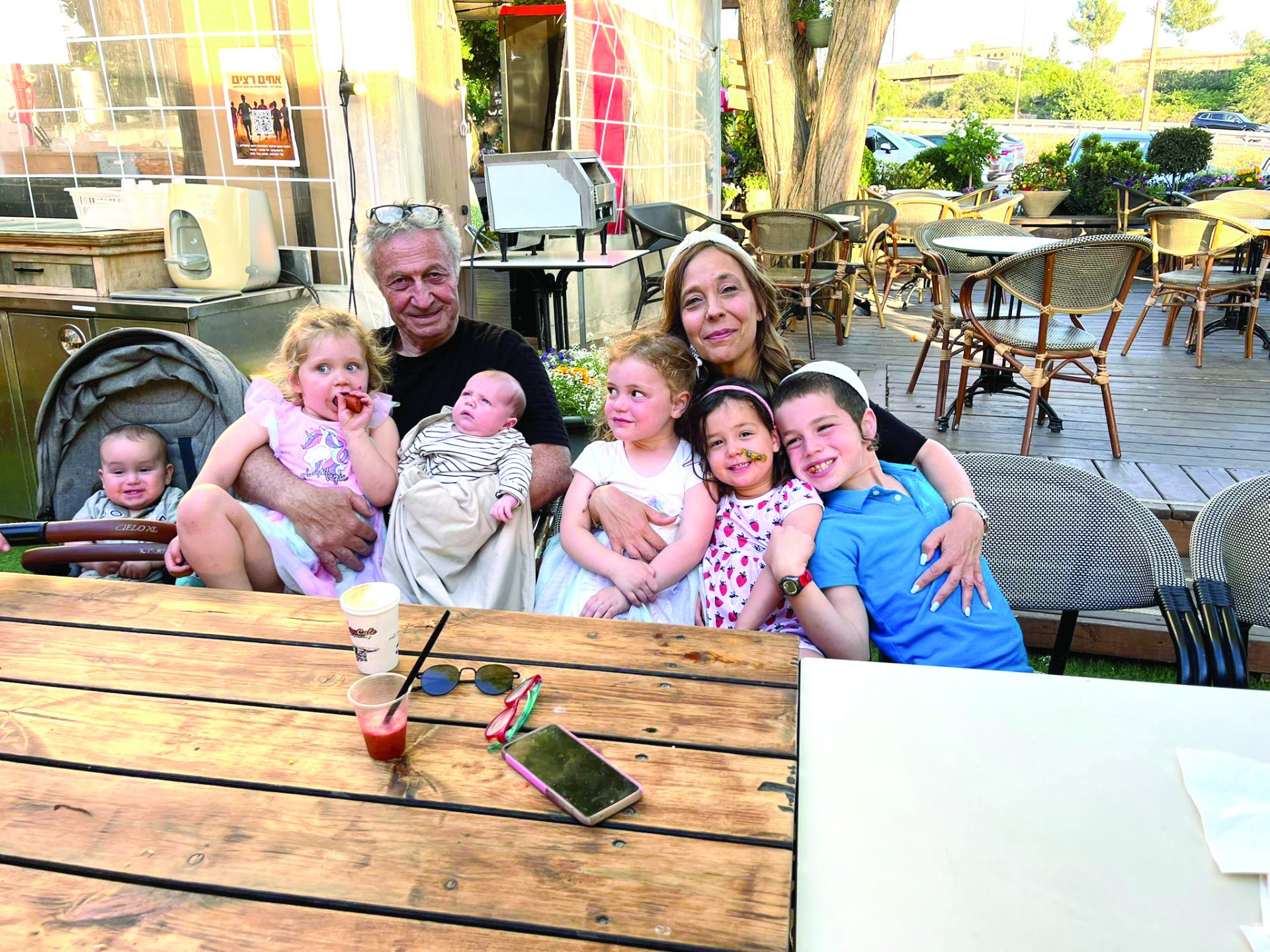 בלהה ושמעון פריינטה עם דור ההמשך צילום מאלבום משפחתי