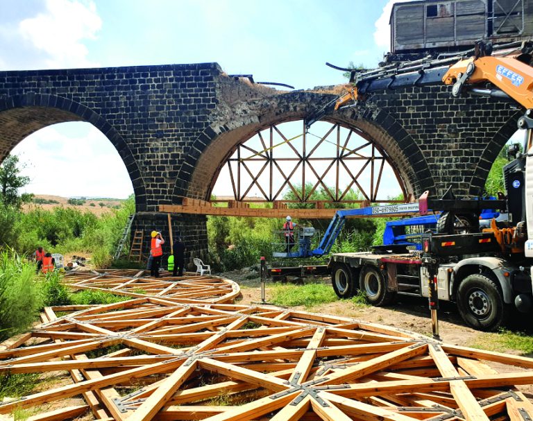 העבודה על שיקום הגשר. צילום מיכאל כהן 2018