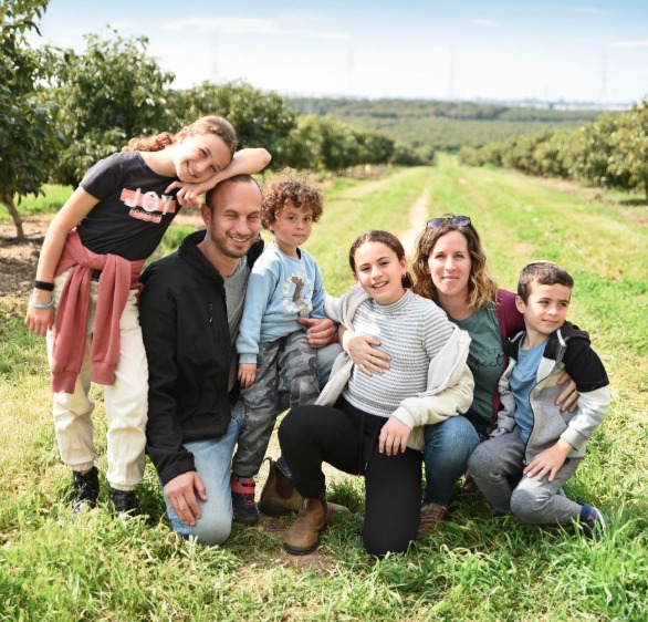 יעקב ערמון עם רעייתו אורית והילדים