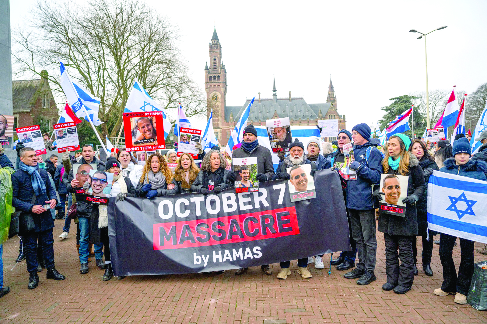משלחת משפחות חטופים בהאג ודר בלהה פריינטה הפסיכולוגית המטפלת ומלווה בארץ ובחול . צילום מאלבום משפחתי