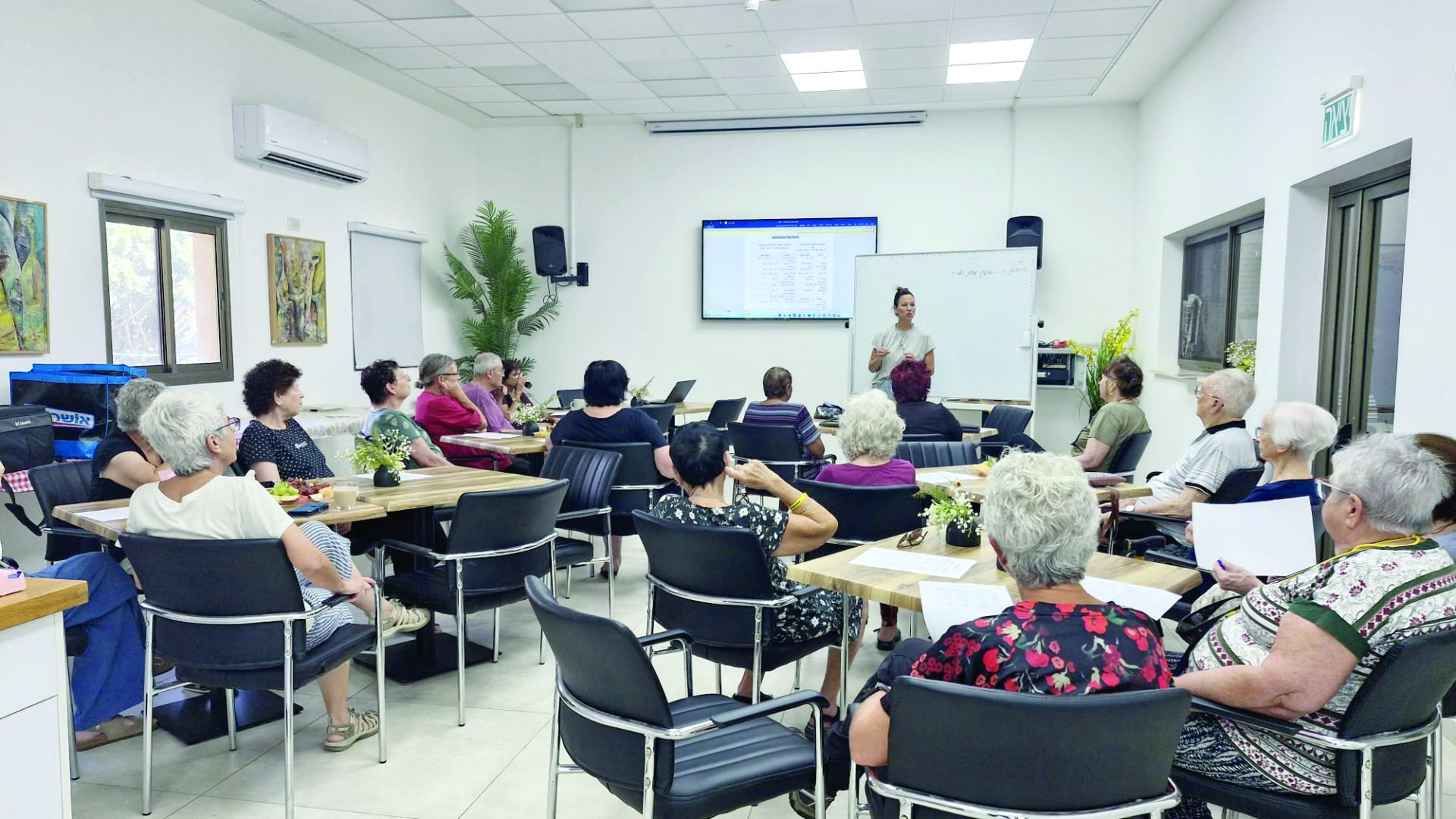 עדי בהרצאה לגיל השלישי באחד המושבים אלבום פרטי