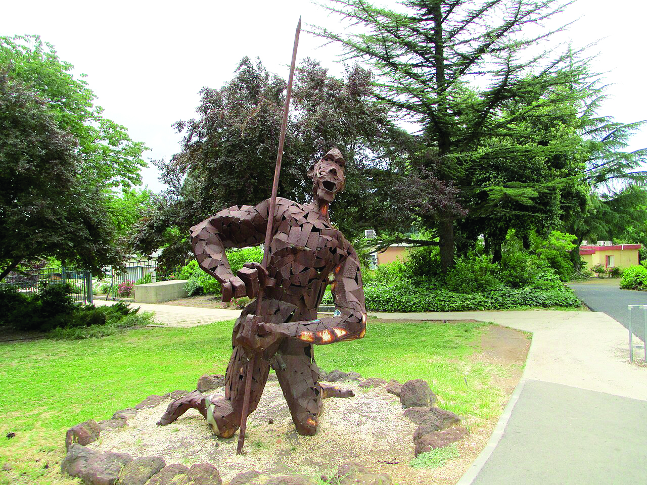 פסל של יופ דה יונג במרום גולן אבישי טייכר