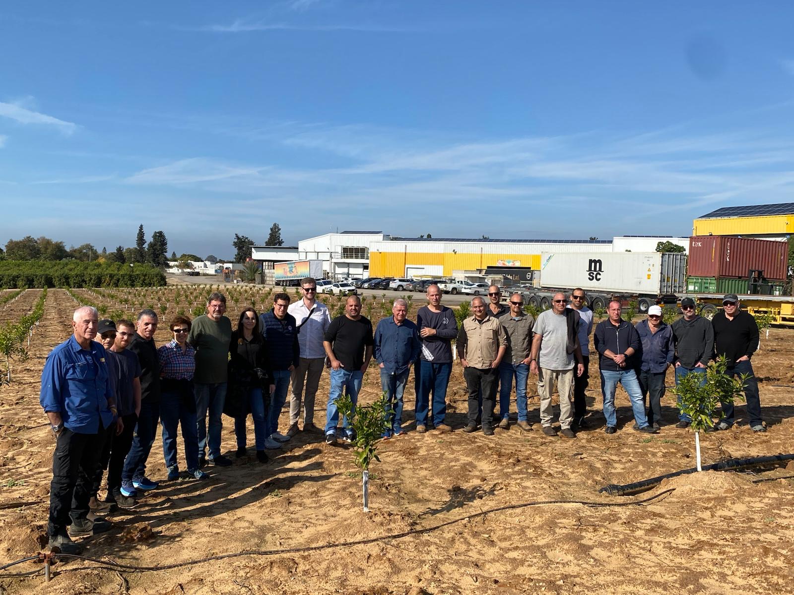 צוות הדרי גרנות על רקע בית האריזה הדרי ניצנים