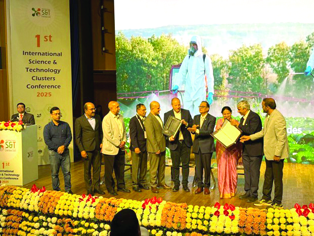 דר גורנטלה, יור ומנכל ATGC (שני מימין) ומושיק פיש, מנכל לוכסמבורג תעשיות (חמישי מימין) עם בכירי ממשל, בטקס החתימה בהודו ב 5.12.2025