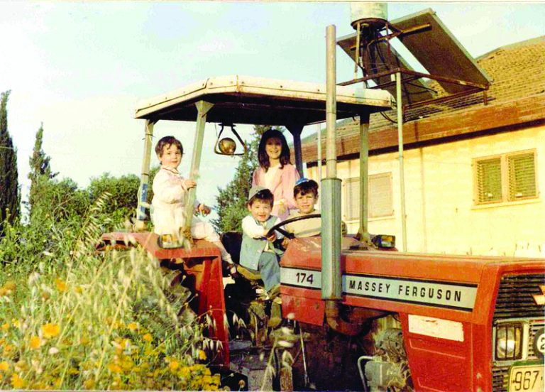 ילדים על טרקטור של אבא