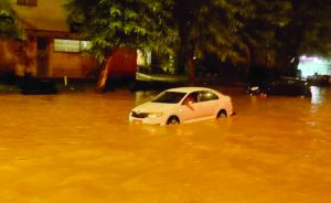 מכוניות מוצפות במושב שקמה דוברות כבאוות והצלה