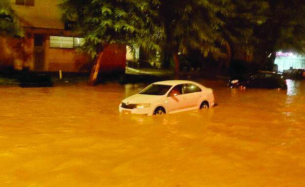 מכוניות מוצפות במושב שקמה דוברות כבאוות והצלה