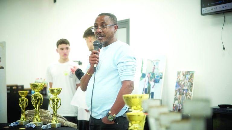 מנהל מרכז קהילתי יואב בני אקלום, מברך בטקס לזכר של אוריה יעקב זל