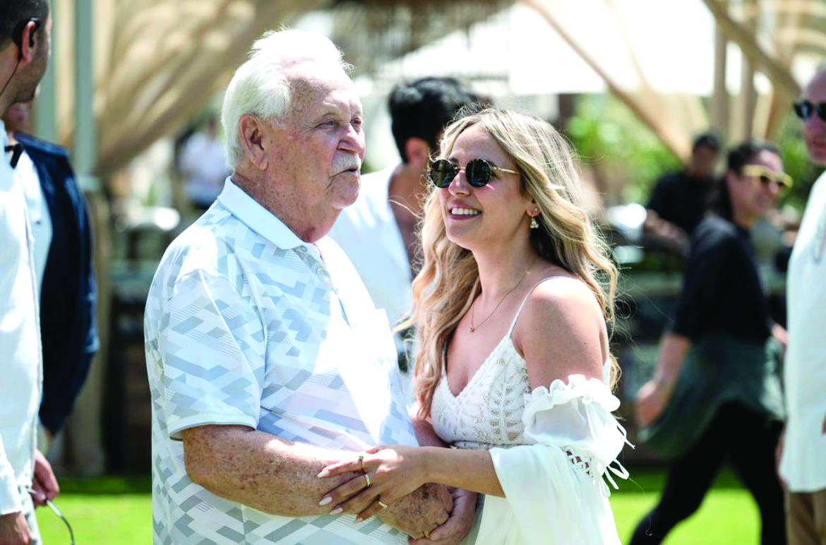 ניצן עם סבא יהודה בחתונתה. אלבום פרטי