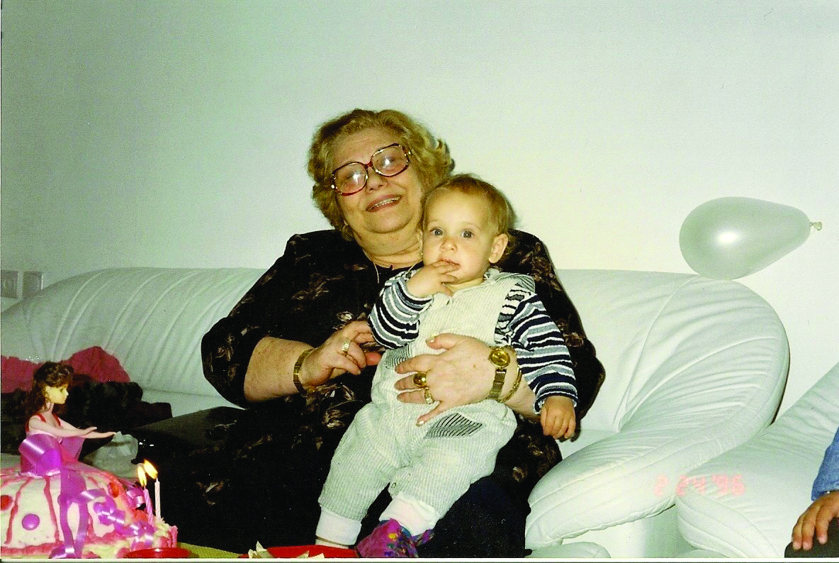 סבתא יפה שבישלה מאכלים הונגריים. אלבום פרטי