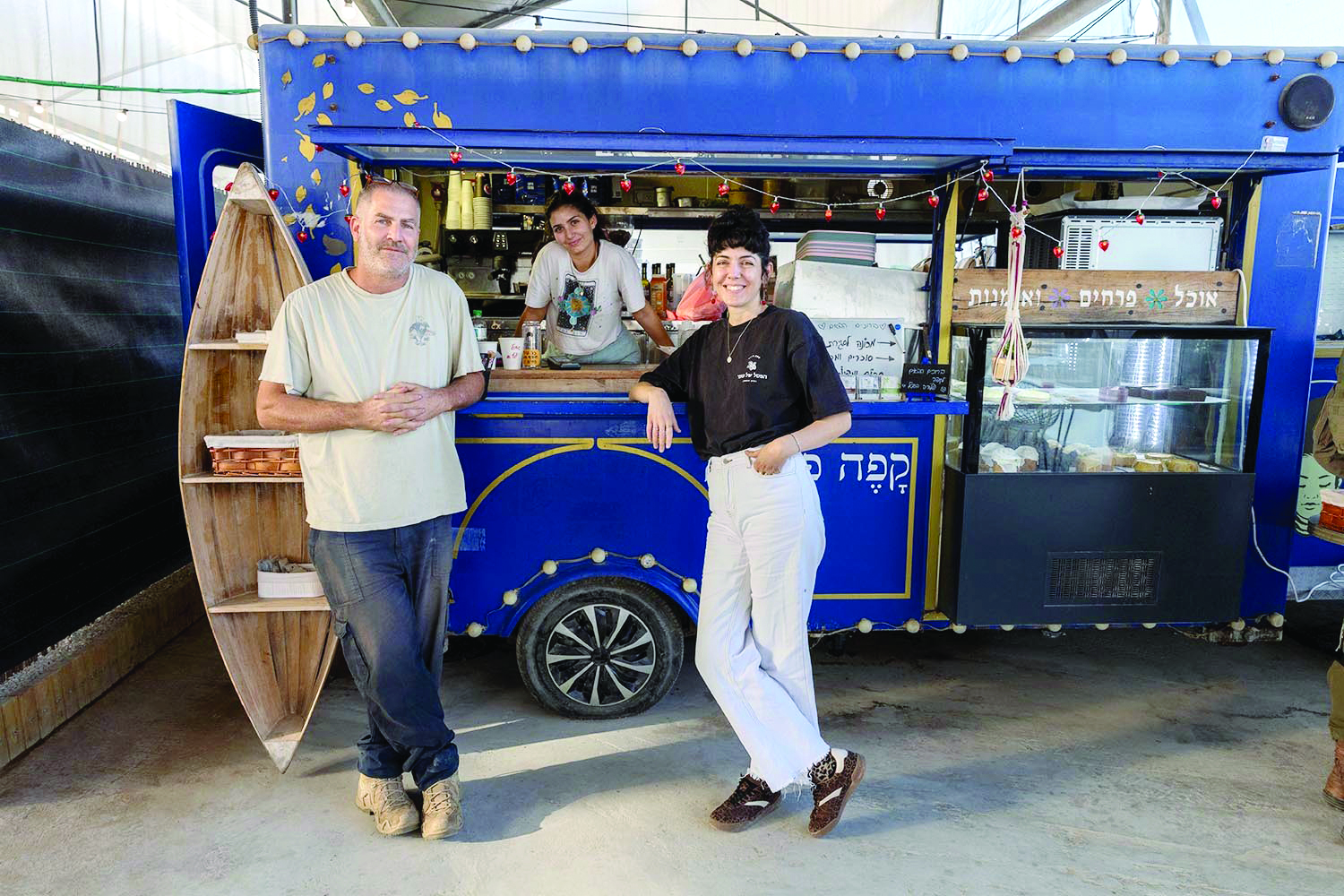 ערן ביידר אחראי על הצד החקלאי, ומור הנכדה אחראית על מרכז המבקרים בנתיב העשרה . צילום לב עולם .