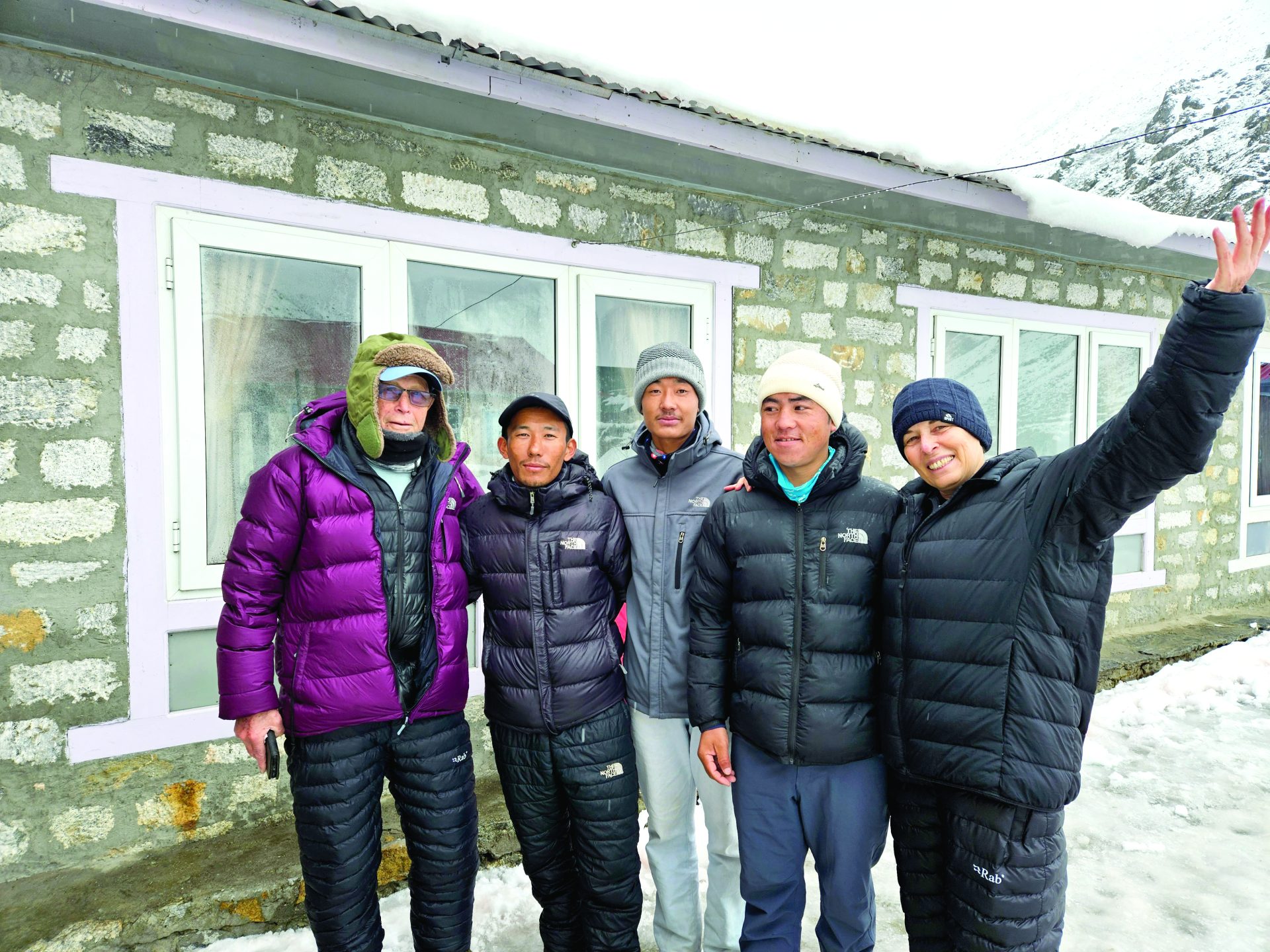 צביקה ועירית עם המדריך והצוות הנפאלי