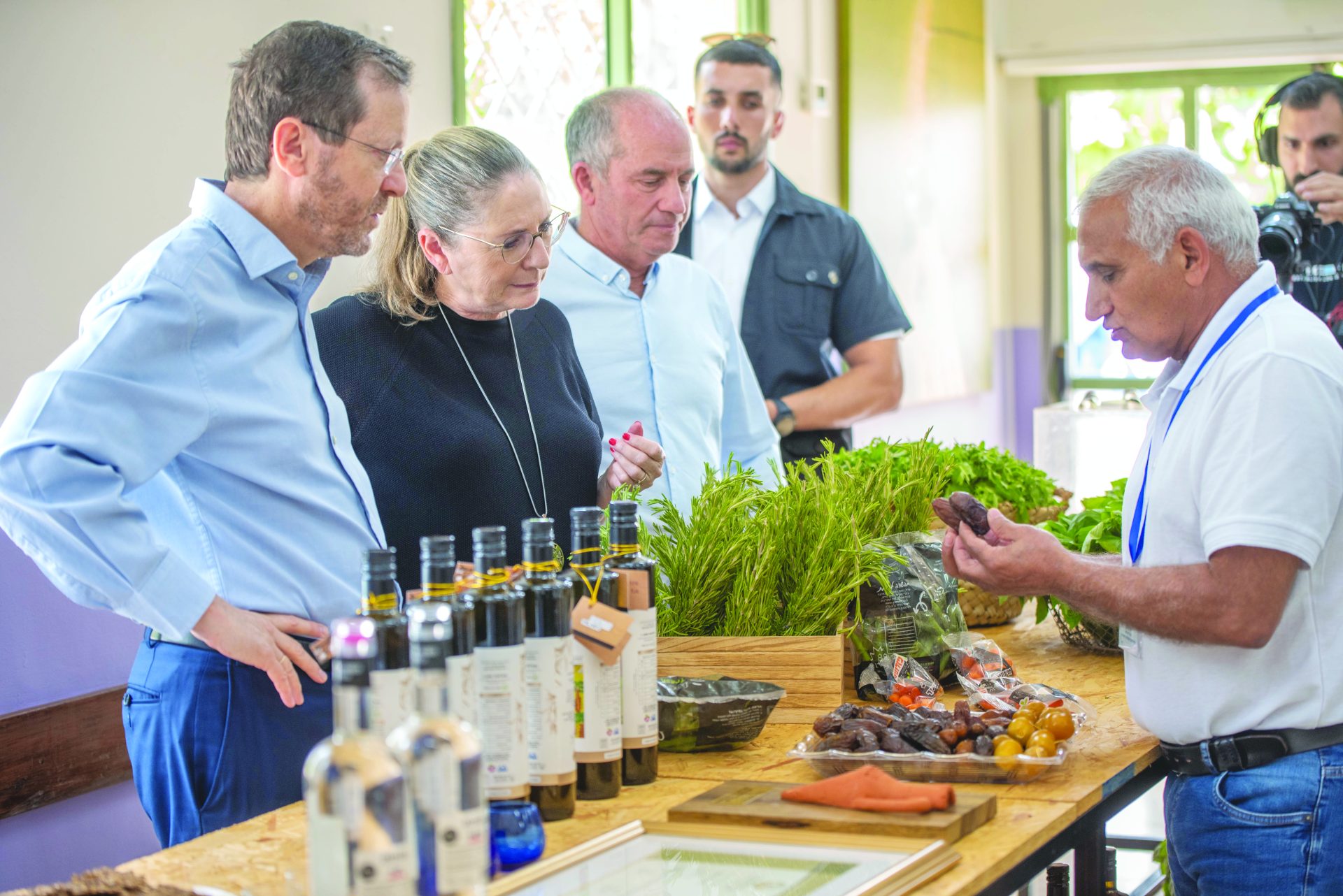 ציון דקו עם נשיא המדינה יצחק הרצוג ורעייתו