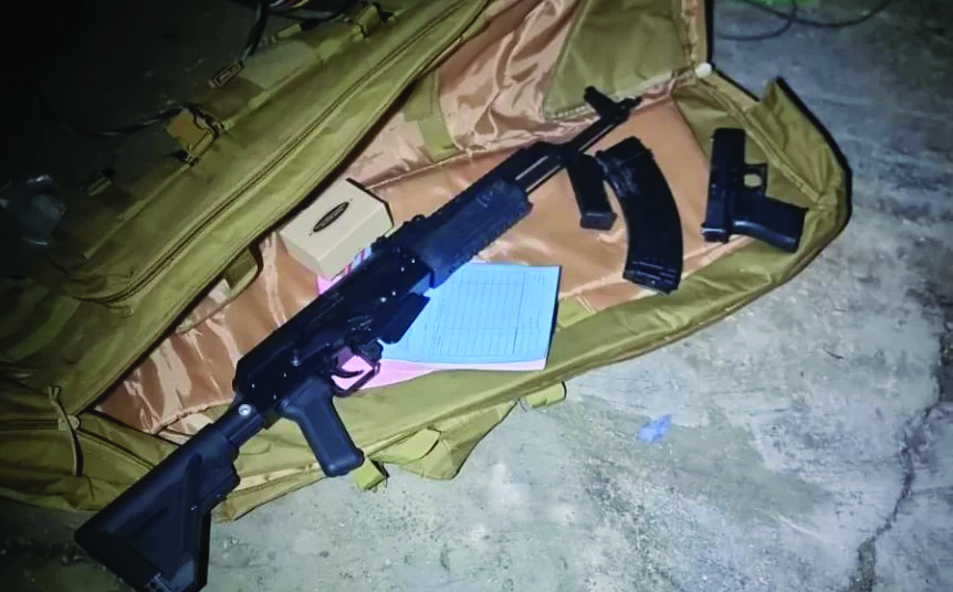 רובה ואקדח שנתפסו במהלך הפשיטה